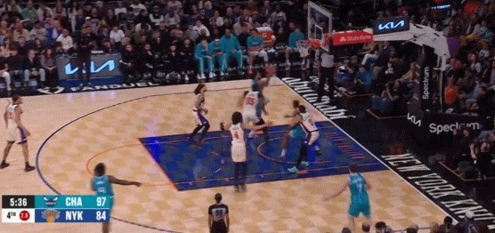 bti体育官方入口-丝滑终结！小桥顺下接鲍尔传球迎着防守转身完成上篮